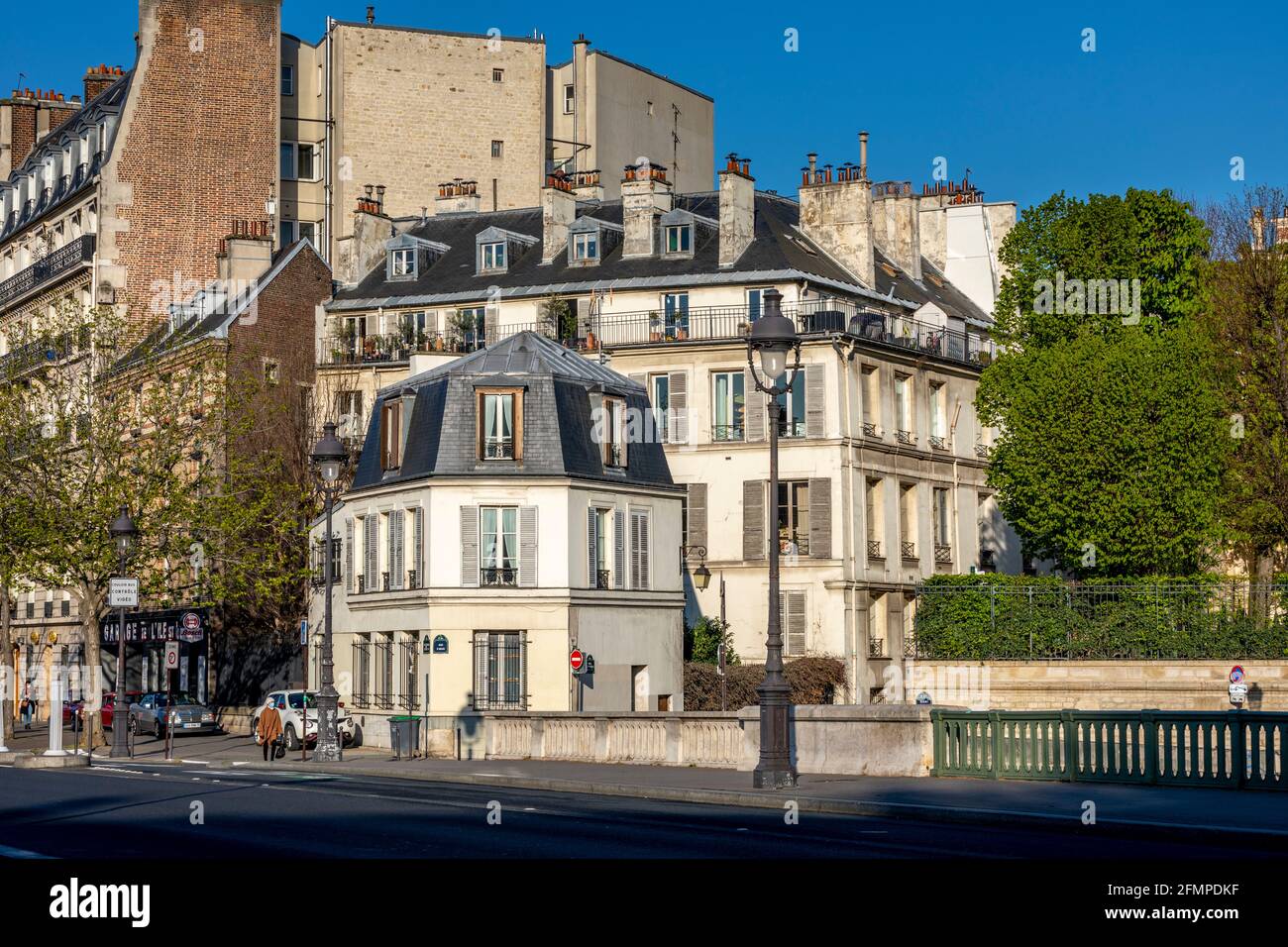 Paris, Frankreich - 13. April 2021: Blick auf die ile saint-louis und den Quai Henri IV, typische Fassaden und Kais in Paris Stockfoto