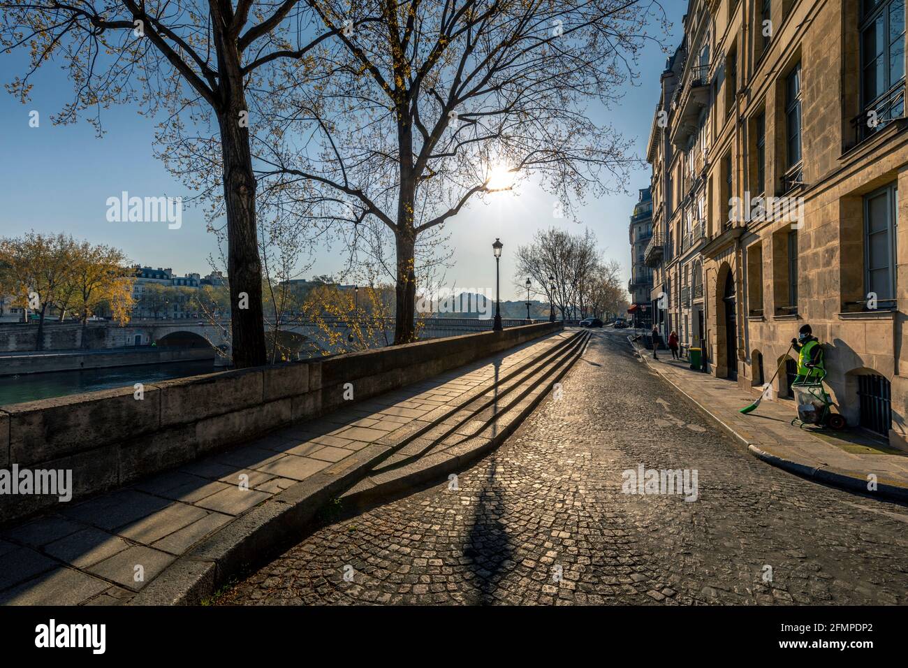 Paris, Frankreich - 13. April 2021: Typischer pariser Platz auf der Ile Saint Louis in Paris Stockfoto