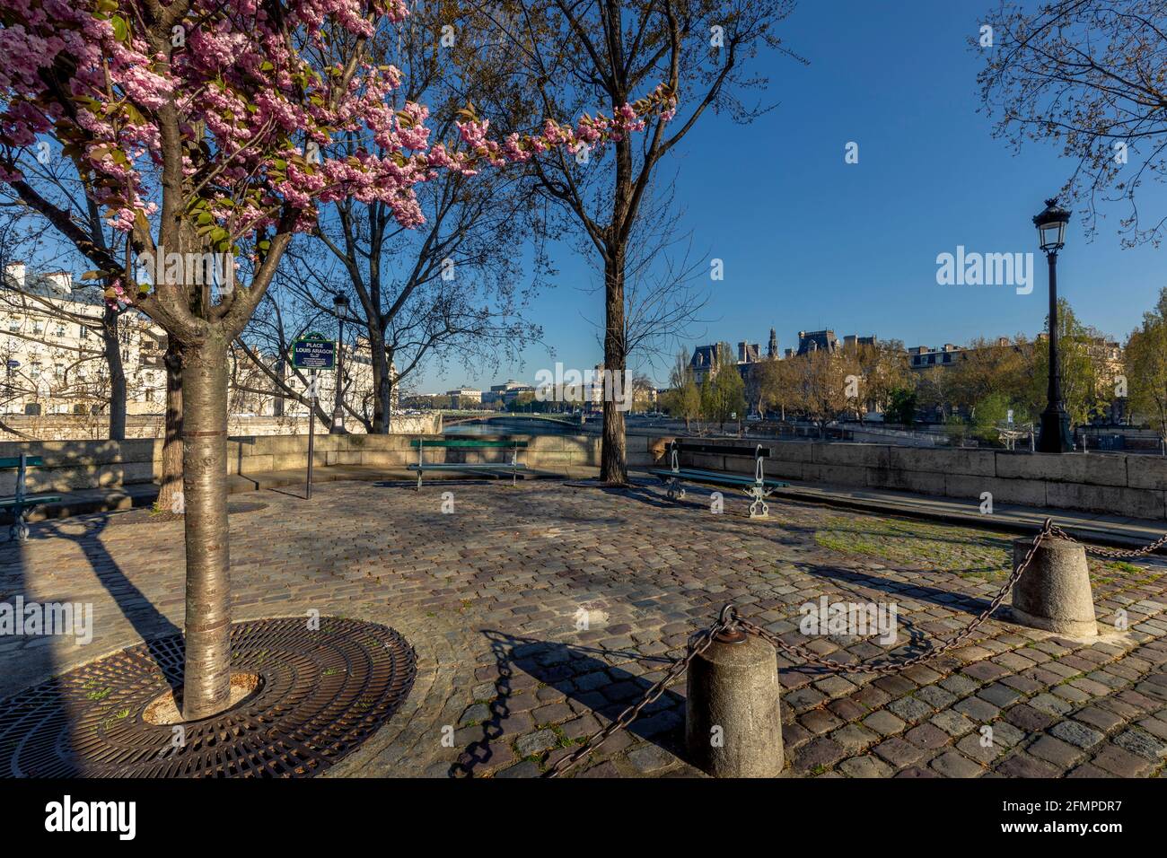 Paris, Frankreich - 13. April 2021: Typischer pariser Platz auf der Ile Saint Louis in Paris Stockfoto