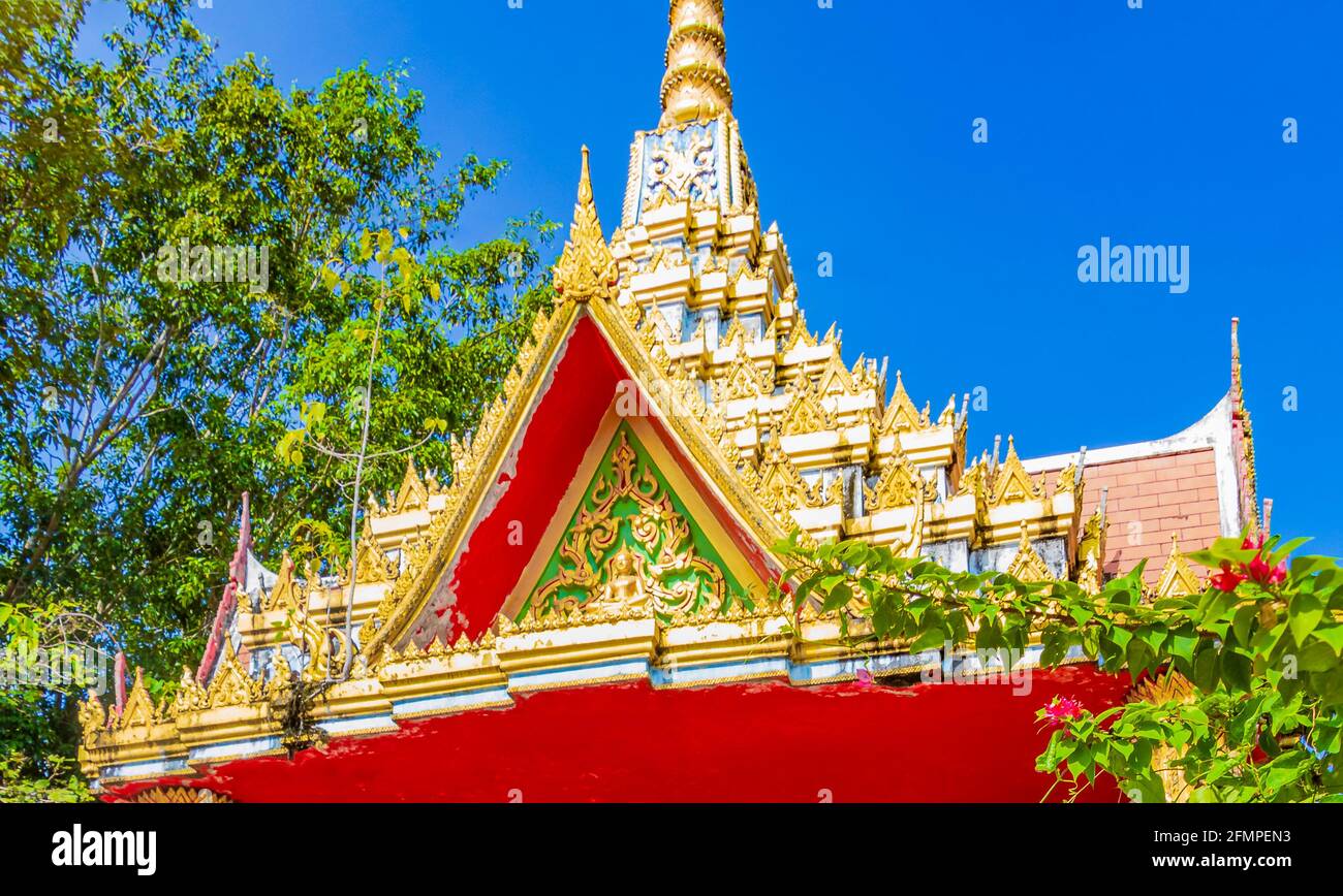 Wunderschöne goldene und bunte Architektur des Wat Mongkol Wararam Tempels in Thalang Phuket Thailand. Stockfoto