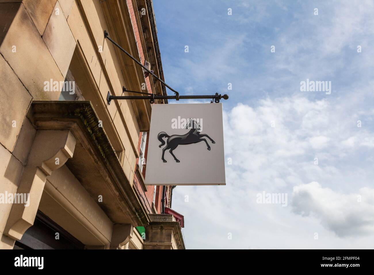 Nahaufnahme des Schildes von Black Horse bei Lioyds Bank in Thirsk, North Yorkshire, England, Großbritannien Stockfoto