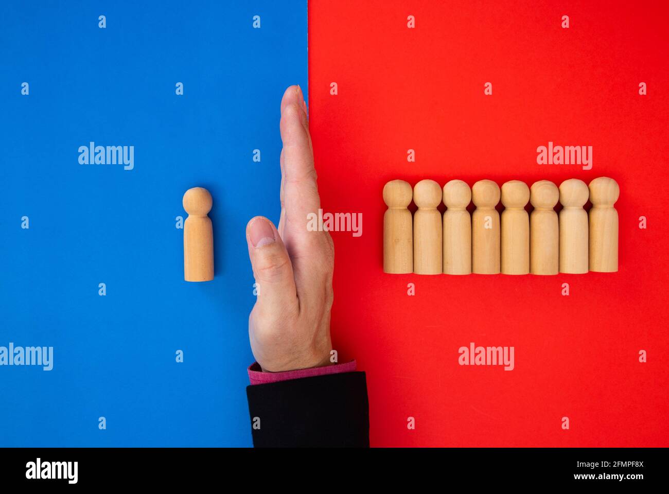 Hand des Geschäftsmannes stoppt fallende Zahlen der Leute (der Angestellten). Finanzkrise und Risiken Stockfoto