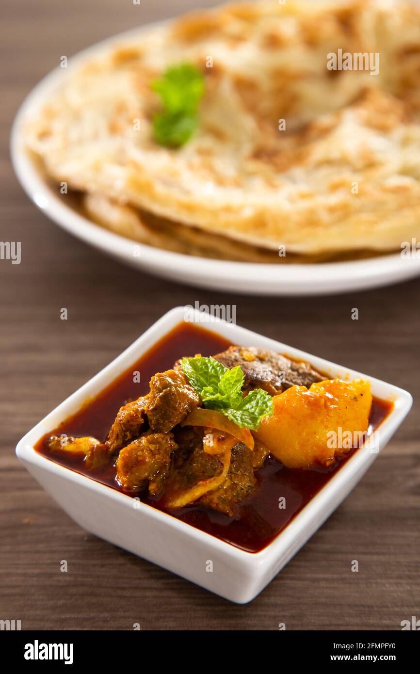 Roti Parata oder Roti Canai mit Lammsauce - Beliebtes malaysisches Frühstück Stockfoto