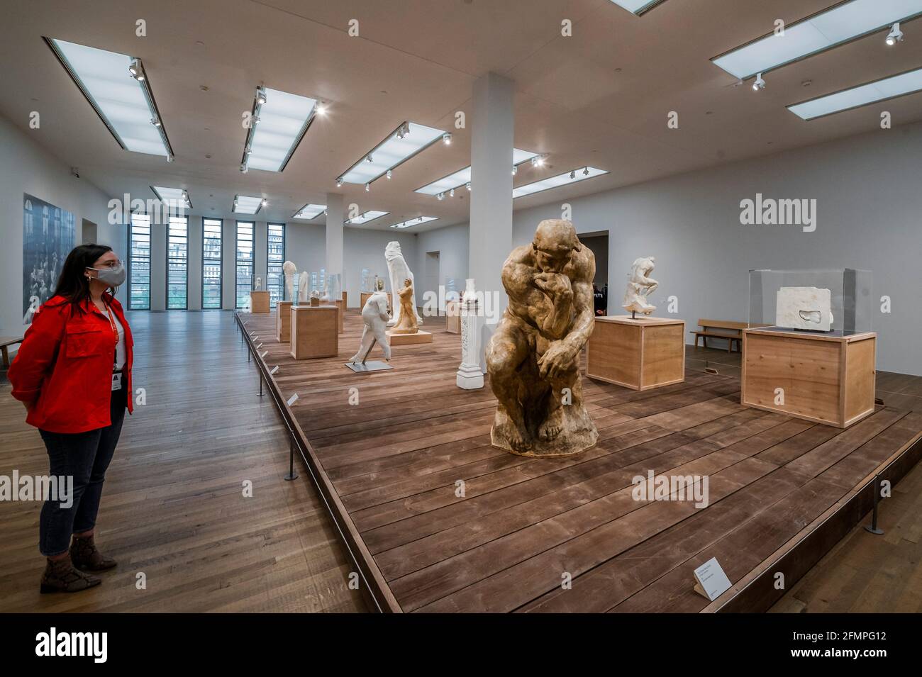 London, Großbritannien. Mai 2021. Die EY Ausstellung: The Making of Rodin Vorschau auf der Tate Modern. Die Galerie wird nach der letzten covid Lockdown mit dieser neuen Ausstellung der Werke von Aguste Rodin (1840-1917) wiedereröffnet. Es zeigt, wie er die Regeln der klassischen Bildhauerei gebrochen hat, um ein anderes Bild des menschlichen Körpers zu schaffen, "das die Brüche, Komplexitäten und Unsicherheiten der Moderne irritiert". Die Ausstellung mit über 200 Werken ist teilweise einer einzigartigen Zusammenarbeit mit dem Musée Rodin zu verdanken. Kredit: Guy Bell/Alamy Live Nachrichten Stockfoto