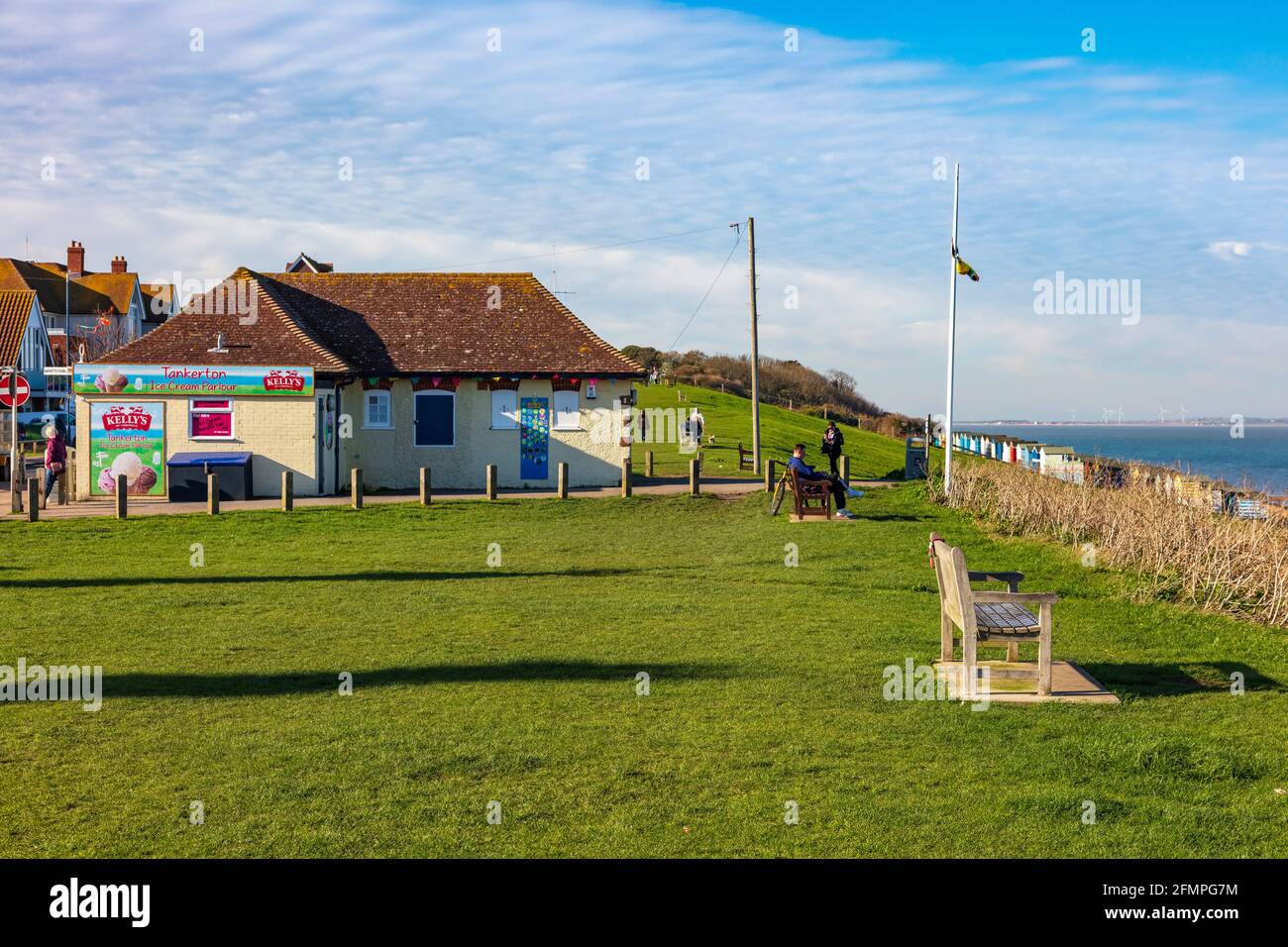 Tankerton Pisten an einem sonnigen Tag während des Lockdown, Menschen trainieren und zu Fuß zum Strand Kent, Großbritannien Stockfoto