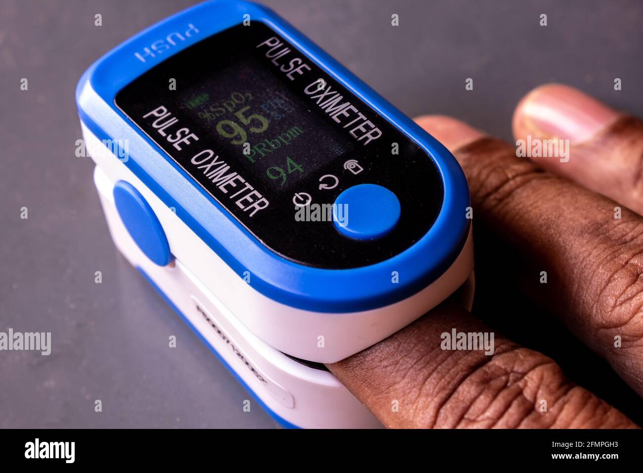 Pulsoximeter zur Messung der Sauerstoffsättigung im Blut und der  Herzfrequenz. O2-Monitor Finger für Sauerstoff Stockfotografie - Alamy