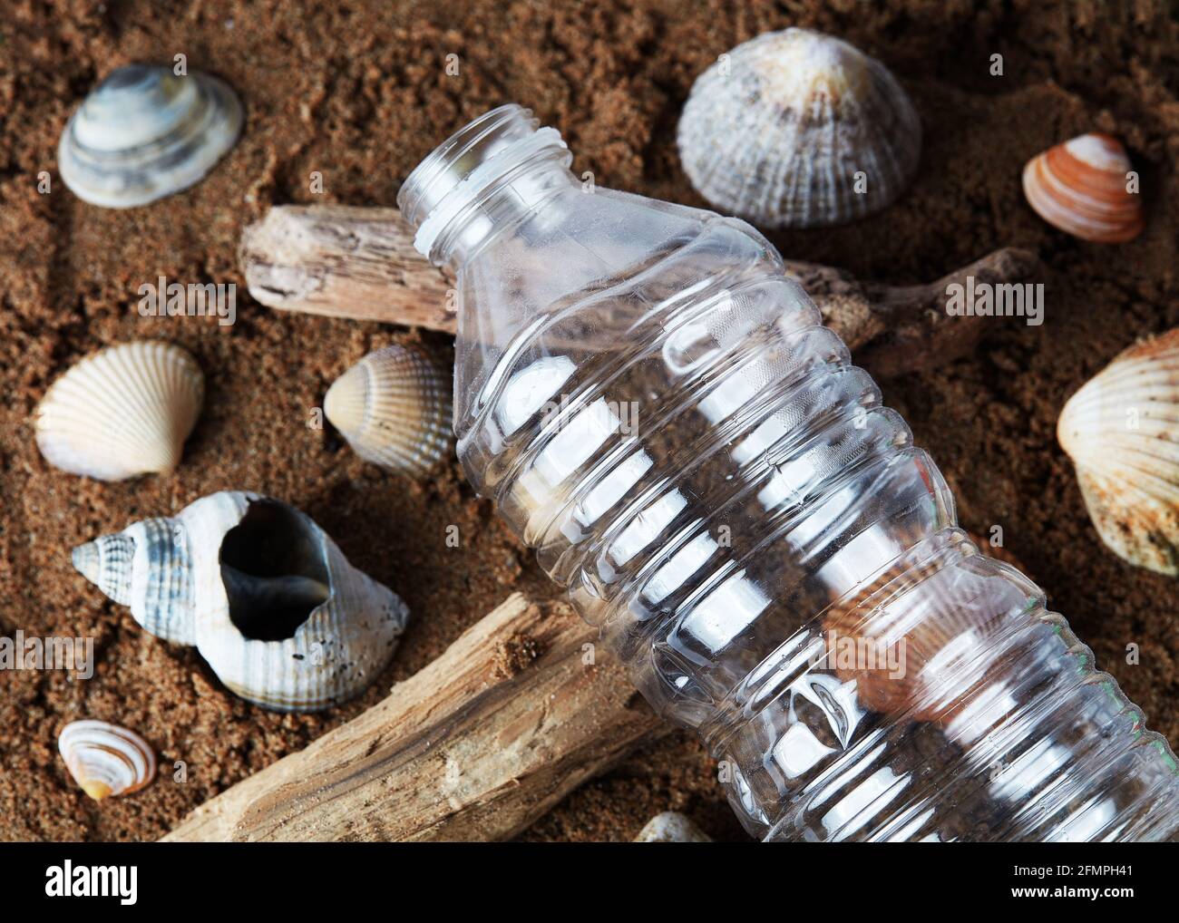 Kunststoff-Flasche am Strand Stockfoto