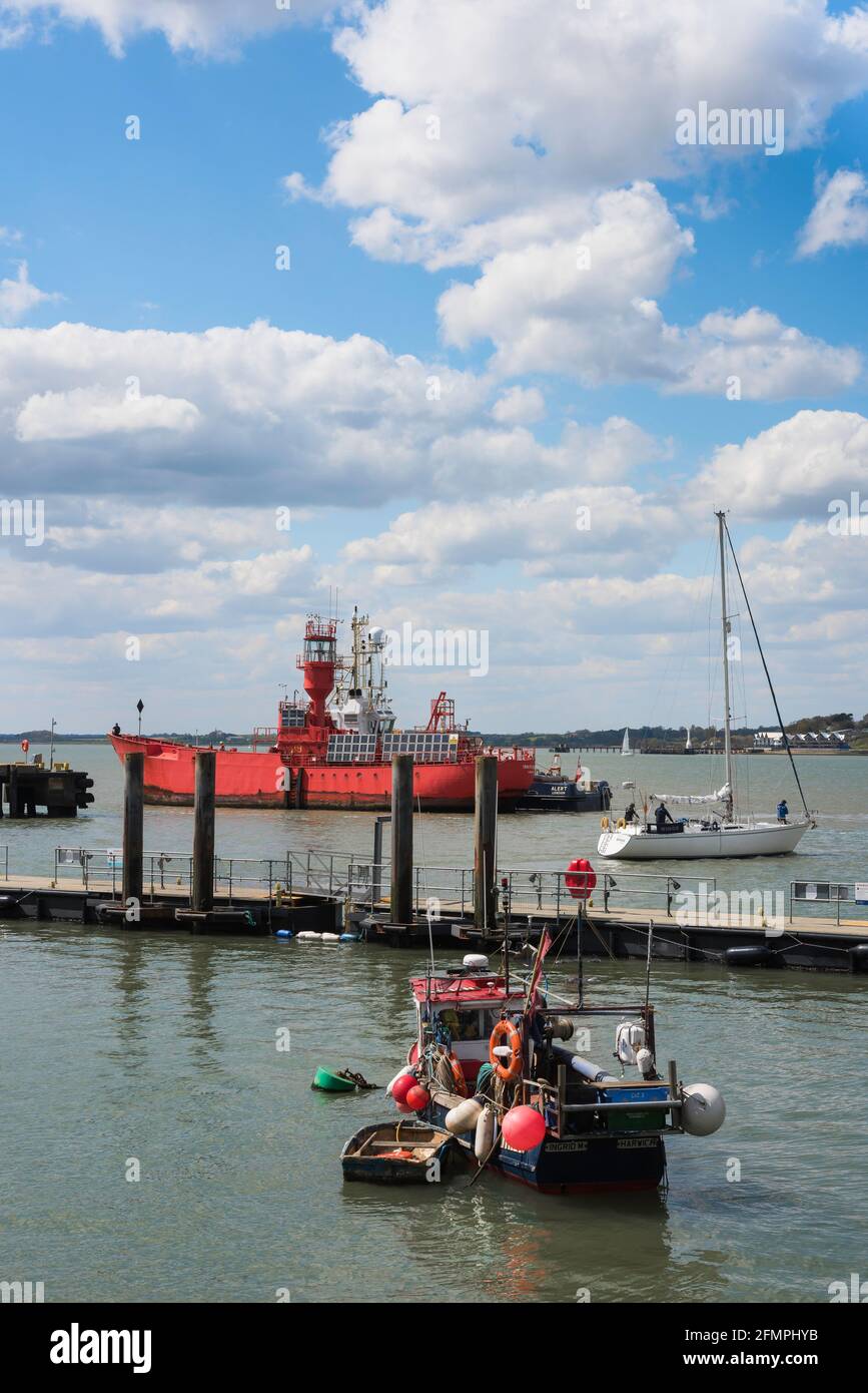 Harwich UK, Blick auf den Hafen in Harwich mit dem roten Leuchtturm des Trinity House, sichtbar an der Flussmündung des Stour, Essex, England, Großbritannien Stockfoto