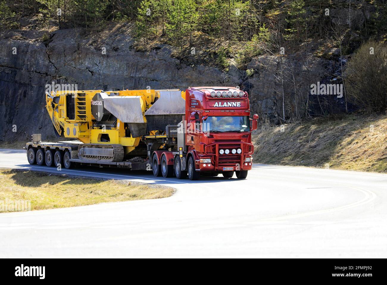 Red Scania LKW Lavettikuljetus Alanne Oy zieht Keestrack B5 Backenbrecher auf niedrigen Bett Sattelauflieger. Große Belastung. Forssa, Finnland. 29. April 2021. Stockfoto