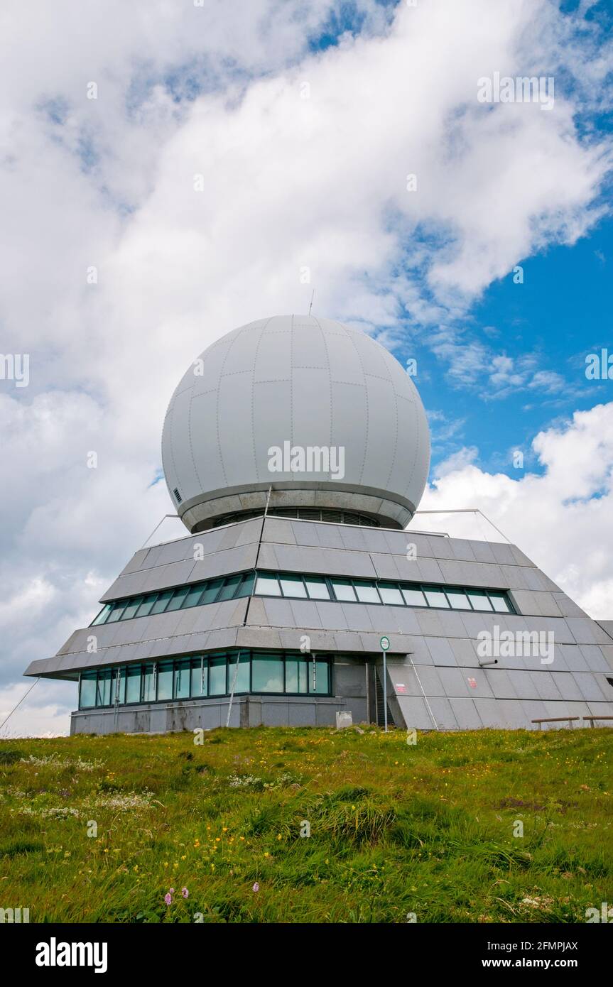 Radar Station für die zivile Luftfahrt auf dem Grand Ballon (1424 m) in den Ballon des Vosges Regionalen Naturpark, Oberrhein (68), Grand Est Region, Frankreich Stockfoto