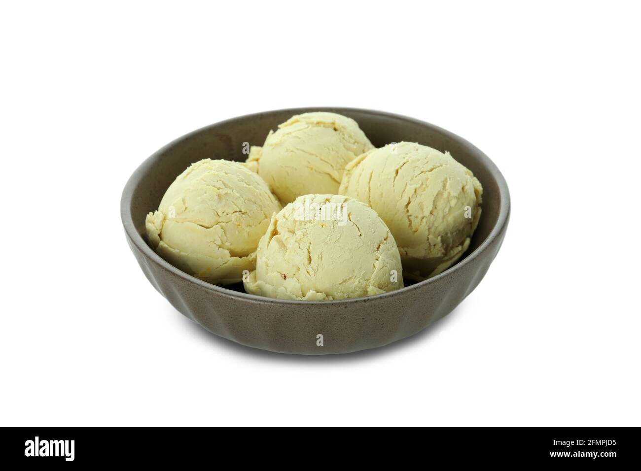 Schüssel mit Eiskugeln isoliert auf weißem Hintergrund Stockfoto