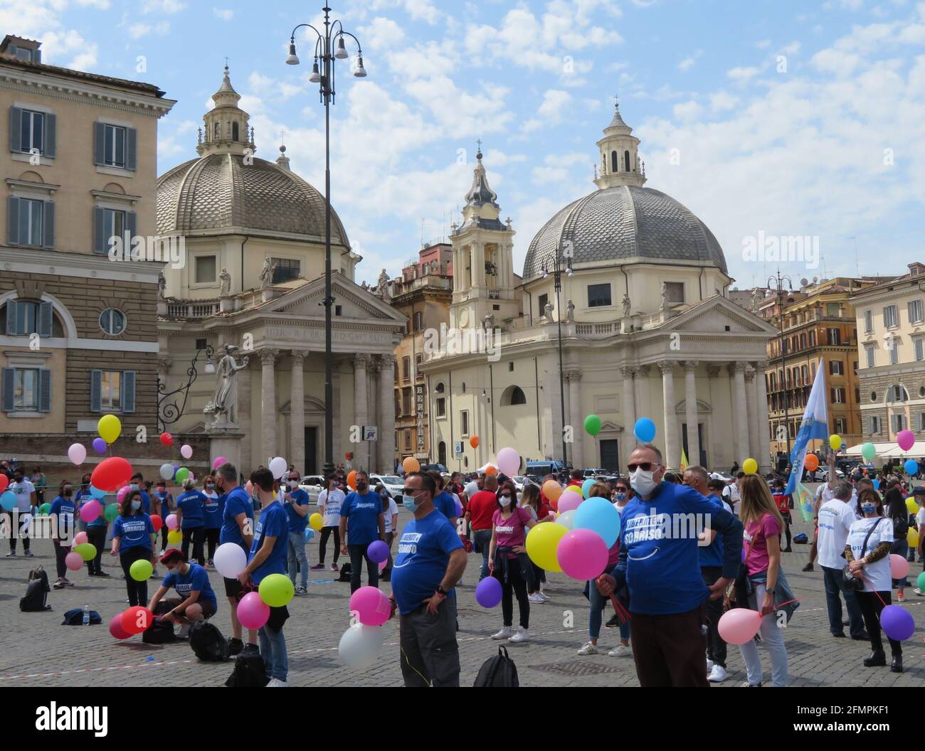 Rom, Italien. Mai 2021. Am 11. Mai 2021 versammelten sich etwa 300 italienische Arbeiter des Unterhaltungs- und Wasserparks auf der Piazza del Popolo in Rom, Italien. Der Park-Sektor forderte die italienische Regierung auf, die Parks, die derzeit für Covid 19 geschlossen sind, vor dem geplanten Termin, dem 1. Juli 2021, wieder zu öffnen. Eine Petition, #NO1luglio, hat Zehntausende von Unterschriften gesammelt, um die Parks früher wieder zu öffnen. (Foto: Elisa Gestri/Sipa USA) Quelle: SIPA USA/Alamy Live News Stockfoto