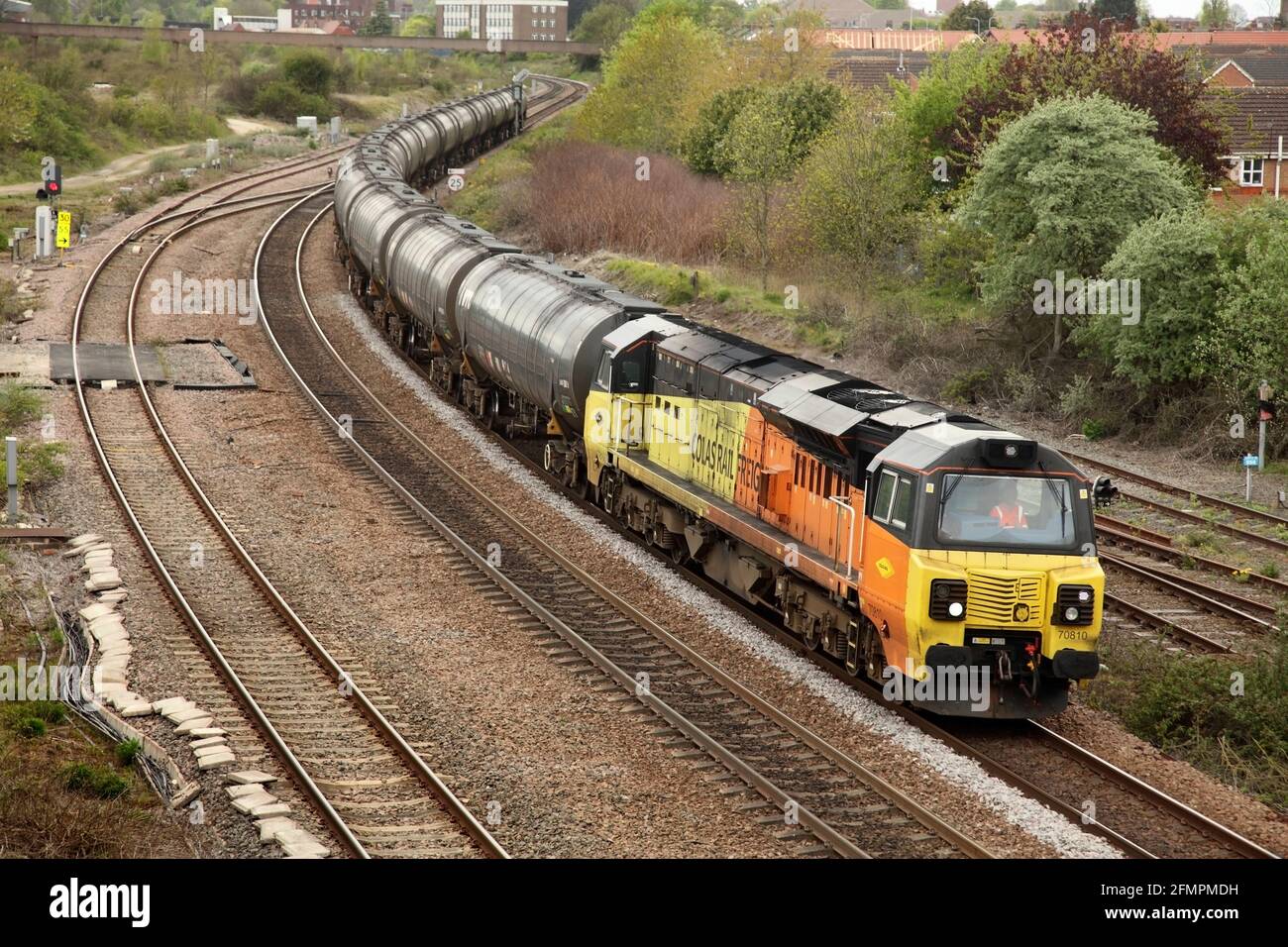 Colas Rail Freight Class 70 Loco 70810 schleppt die 1005 Colas Ribble Rail zur Ölraffinerie Lindsey am 18/5/21 durch Scunthorpe. Stockfoto