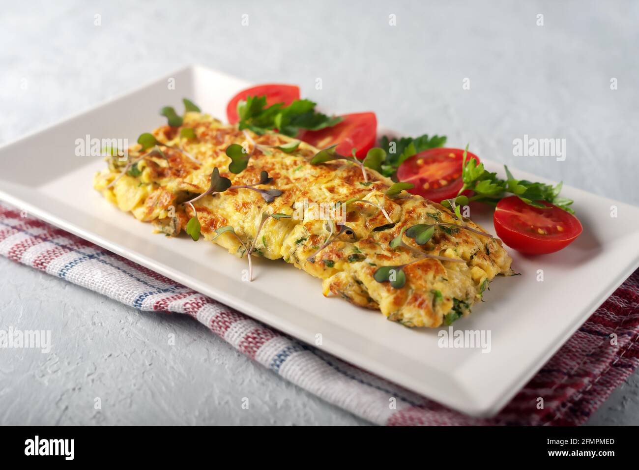 Köstliches Ei Omelett mit Gemüse auf dem Teller Stockfoto