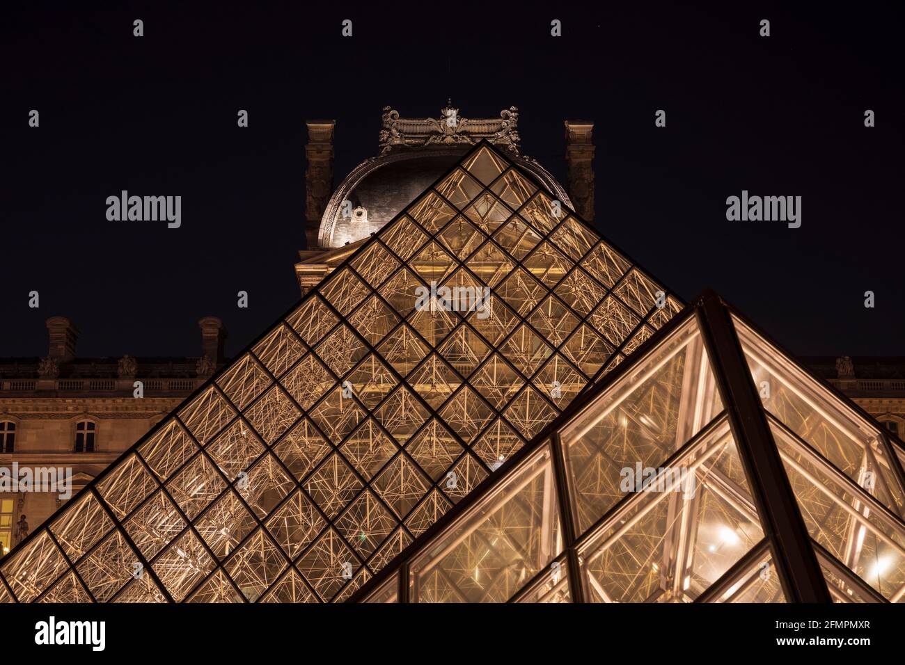 Die Louvre-Pyramide (Detail) / Pyramide du Louvre (Détail) & Pavillon Richelieu, Paris. Frankreich. Stockfoto