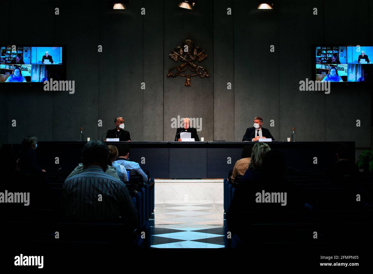 Rom, Italien. Mai 2021. 11. Mai 2021: Msgr. Franz-Peter Tebartz-van Elst, Delegierter und Msgr. Rino Fisichella posiert während der Pressekonferenz zur Präsentation des Apostolischen Schreibens in Form eines Motu proprio von Papst Franziskus im Vatikan-Presseraum Quelle: Independent Photo Agency/Alamy Live News Stockfoto