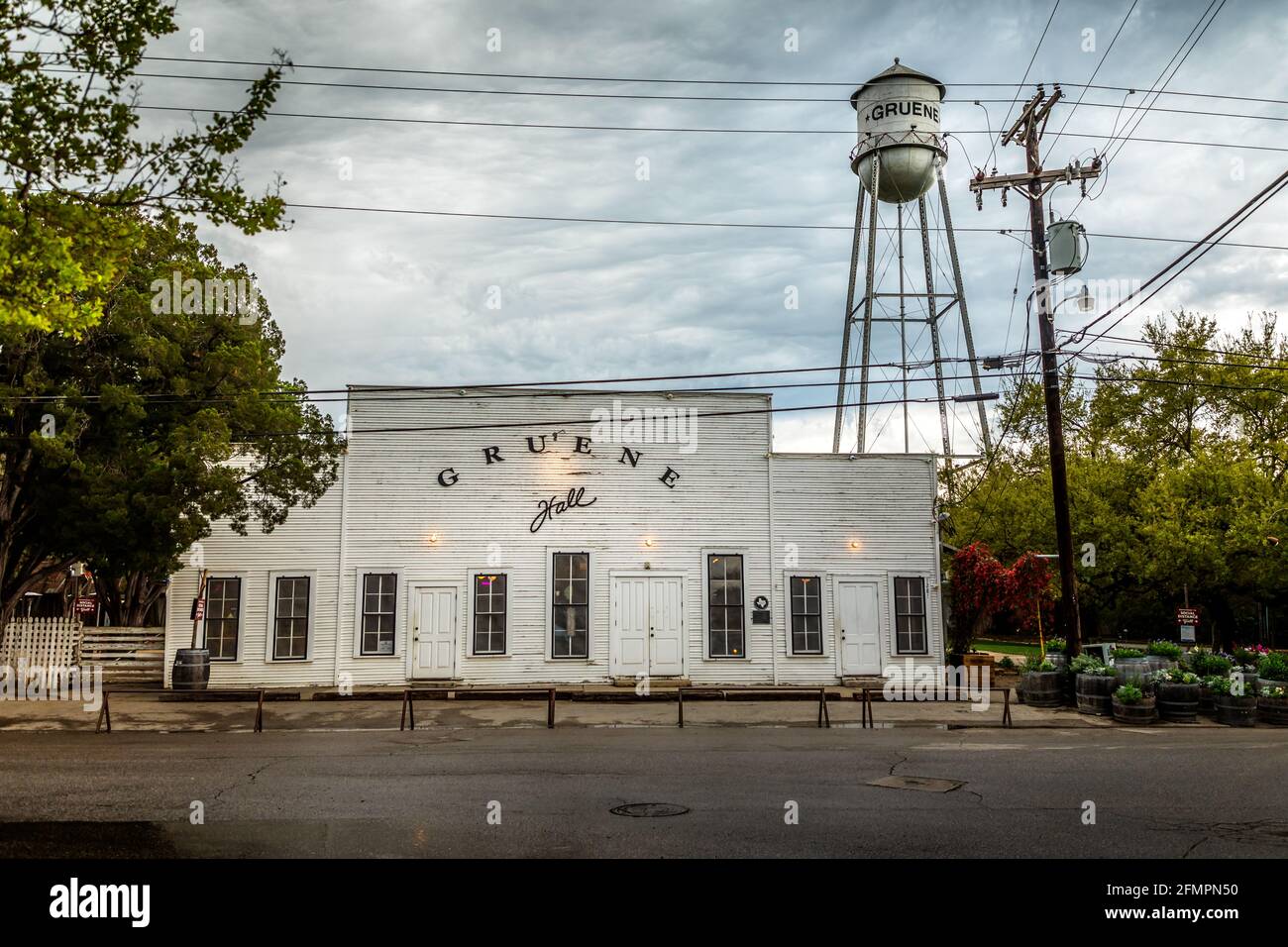 GRUENE, TEXAS - MÄRZ 28 2021: Die Gruene Hall ist die älteste, kontinuierlich in Betrieb befindliche Tanzhalle in Texas, die 1878 mit einem Wasserturm im Hintergrund erbaut wurde Stockfoto