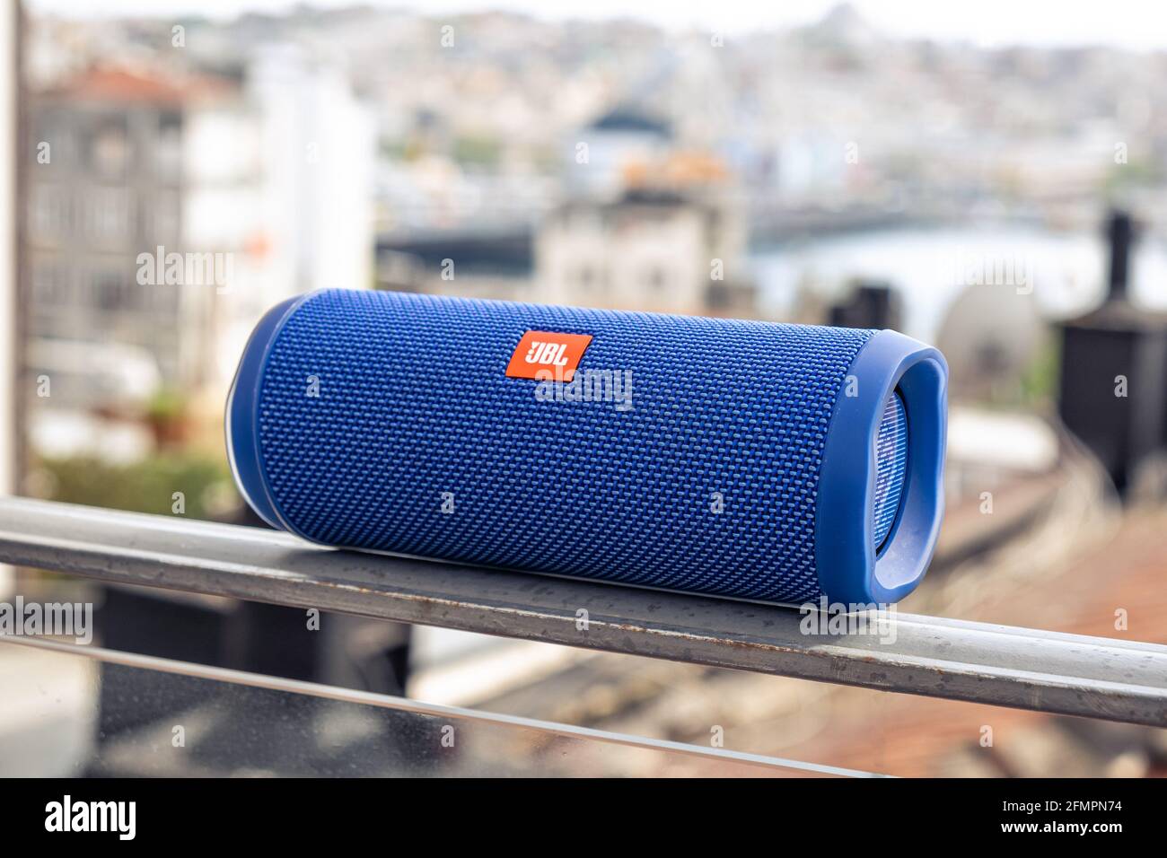 ISTANBUL, TÜRKEI - Mai, 2021: JBL Bluetooth-Lautsprecher Outdoor marco aus nächster Nähe Stockfoto