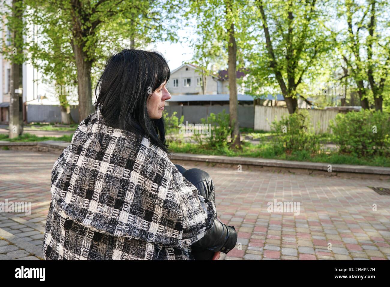 Porträt einer Frau. Glücklich lächelnde kaukasische Frau mit schwarzen mittleren Haaren. Konzept für den Kopierraum. Alterung und Falten. Alt werden. Frohe Ruhestand Stockfoto