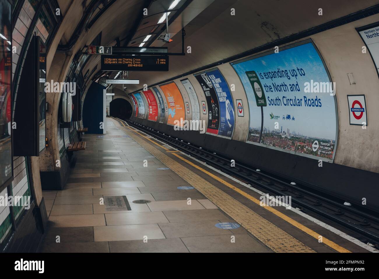 London, Großbritannien - 09. Mai 2021: Blick auf den leeren Bahnsteig der Stationen von Kennington in London Underground, der ältesten U-Bahn der Welt, selec Stockfoto