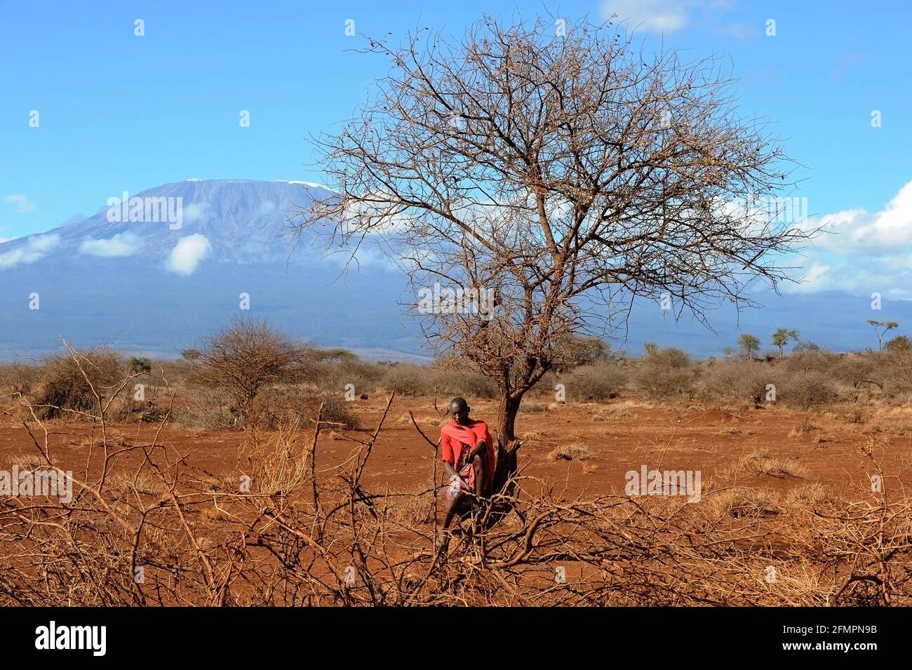 Kenia Afrika Masai Krieger mit dem Kilimandscharo im Hintergrund Stockfoto