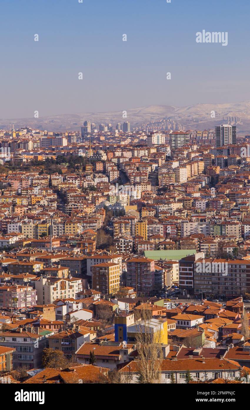 Ankara, Türkei - 12. März 2021 - Luftaufnahme der Stadt Ankara mit informellen Häusern und modernen Wohngegenden vom Schloss Ankara aus gesehen Stockfoto