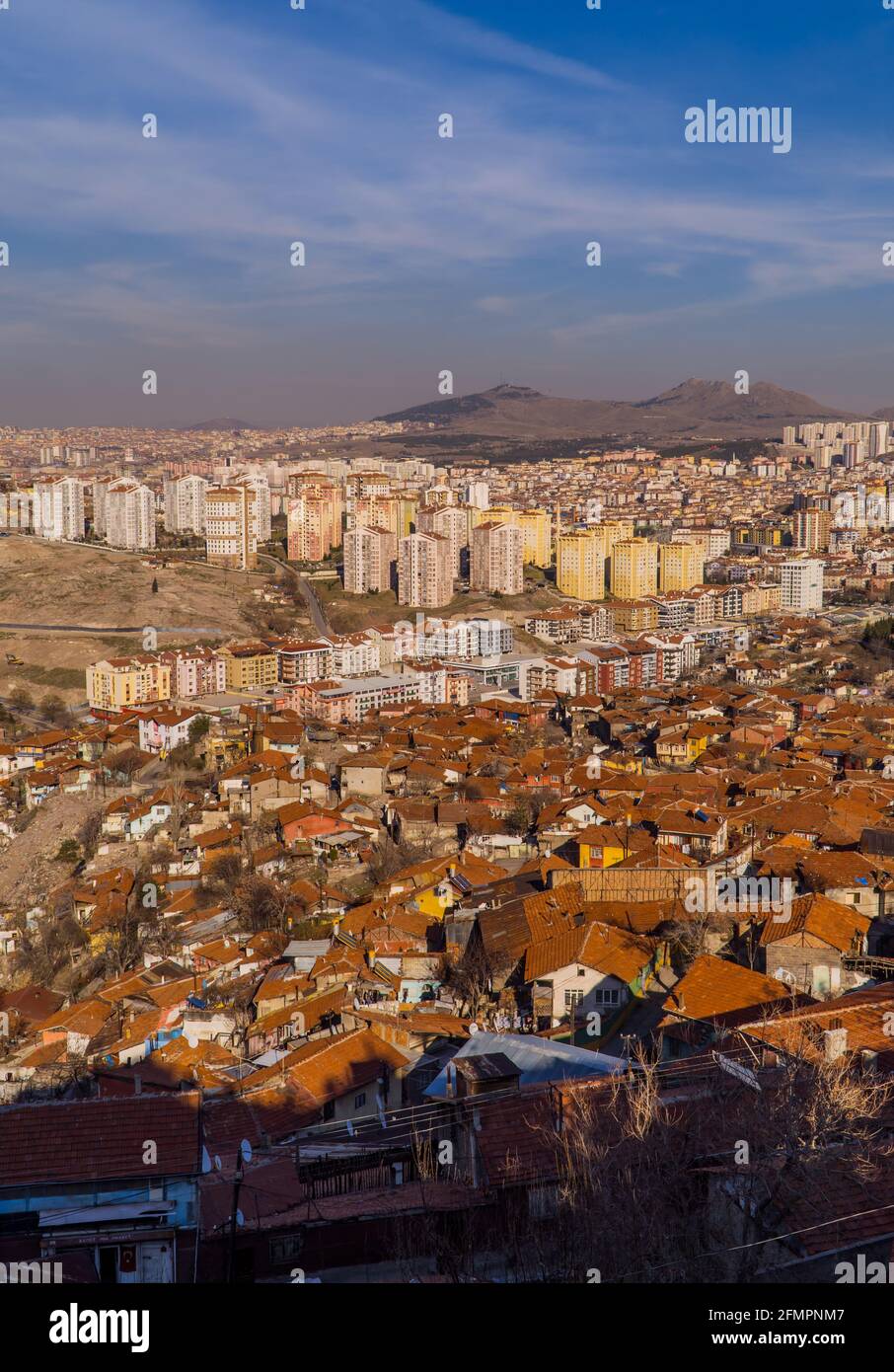 Ankara, Türkei - 12. März 2021 - Luftaufnahme der Stadt Ankara mit informellen Häusern und modernen Wohngegenden vom Schloss Ankara aus gesehen Stockfoto