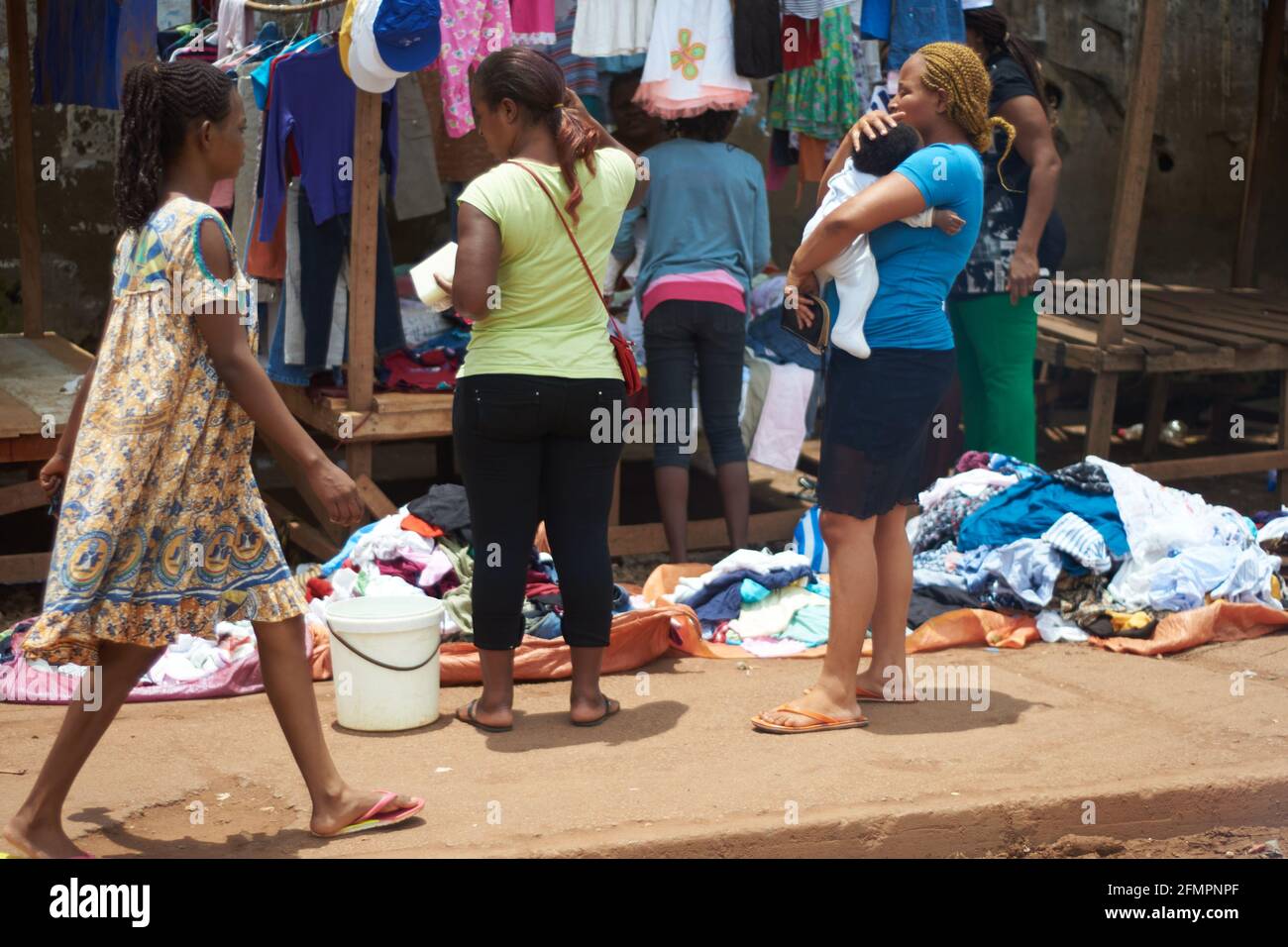 Zwei junge Frauen kaufen auf einem Straßenmarkt in Yaounde ein Stockfoto