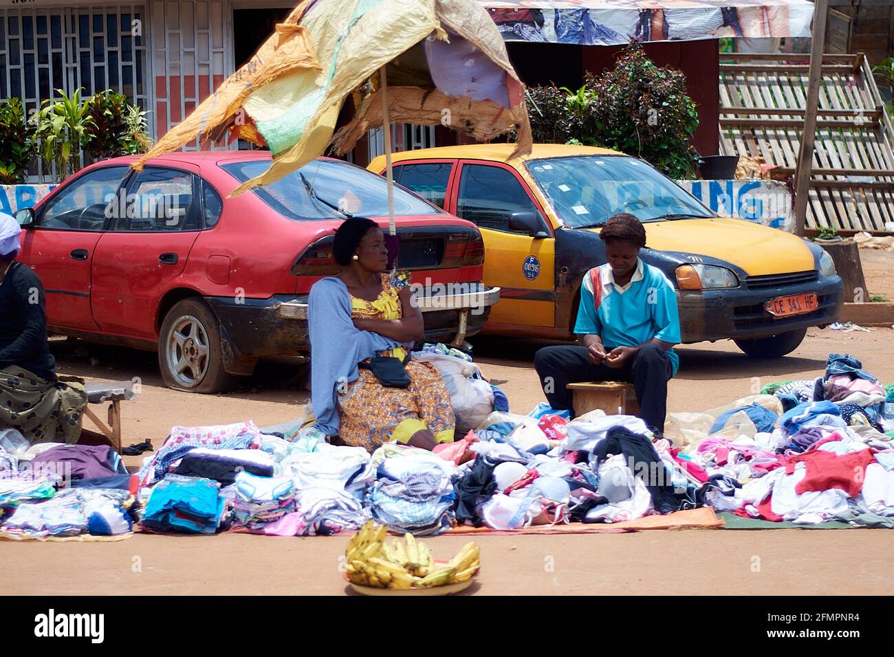 Zwei Frauen, die auf der Straße in Yaounde Kleidung verkaufen Stockfoto