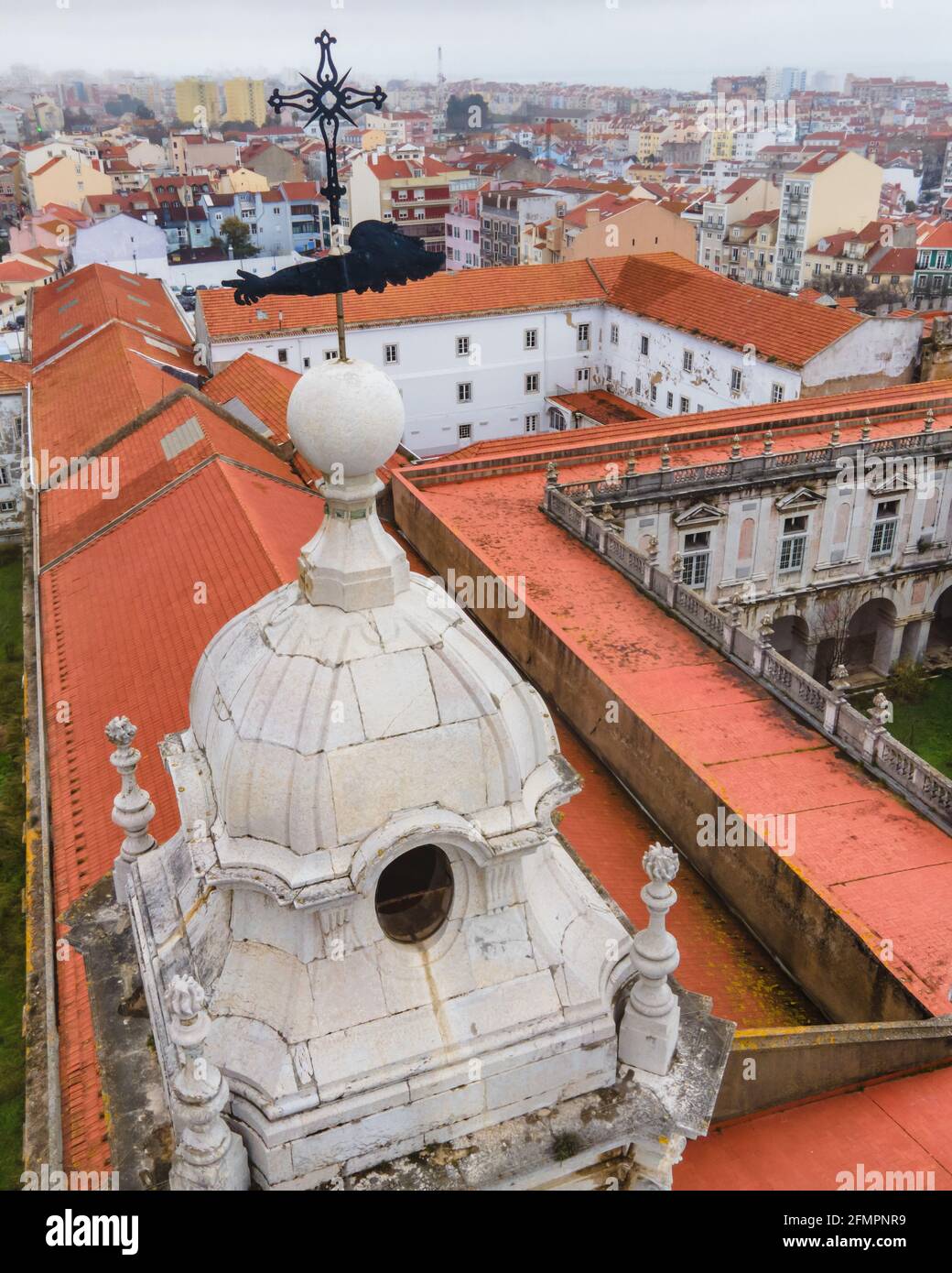 Luftaufnahme des Convento de Nossa Senhora da Graça, einem Nonnen-Kloster in der Altstadt von Graca, Lissabon, Portugal. Stockfoto