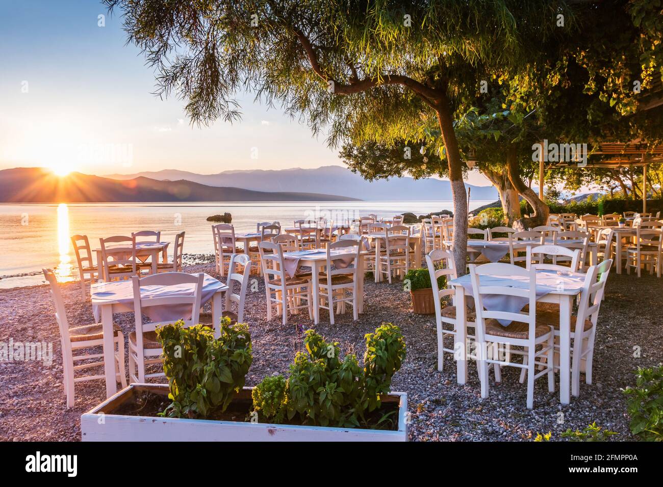 Lefkada, Griechenland. Nikiana Beach Taverna bei Sonnenaufgang, Insel Lefkada, Griechenland. Stockfoto