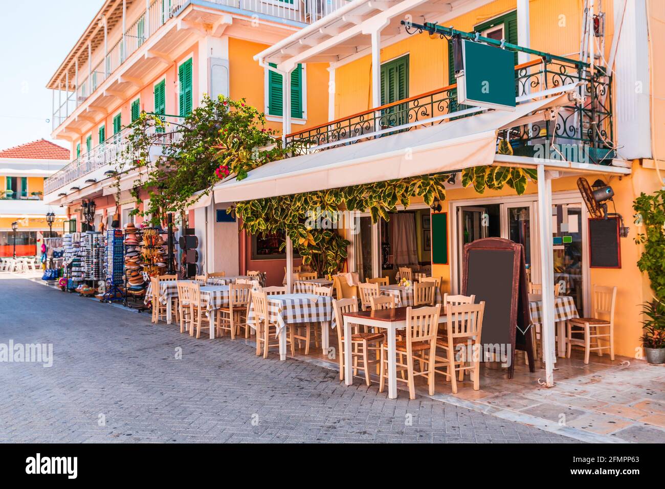 Lefkada, Griechenland. Griechische Taverne in der Altstadt von Lefkada. Stockfoto