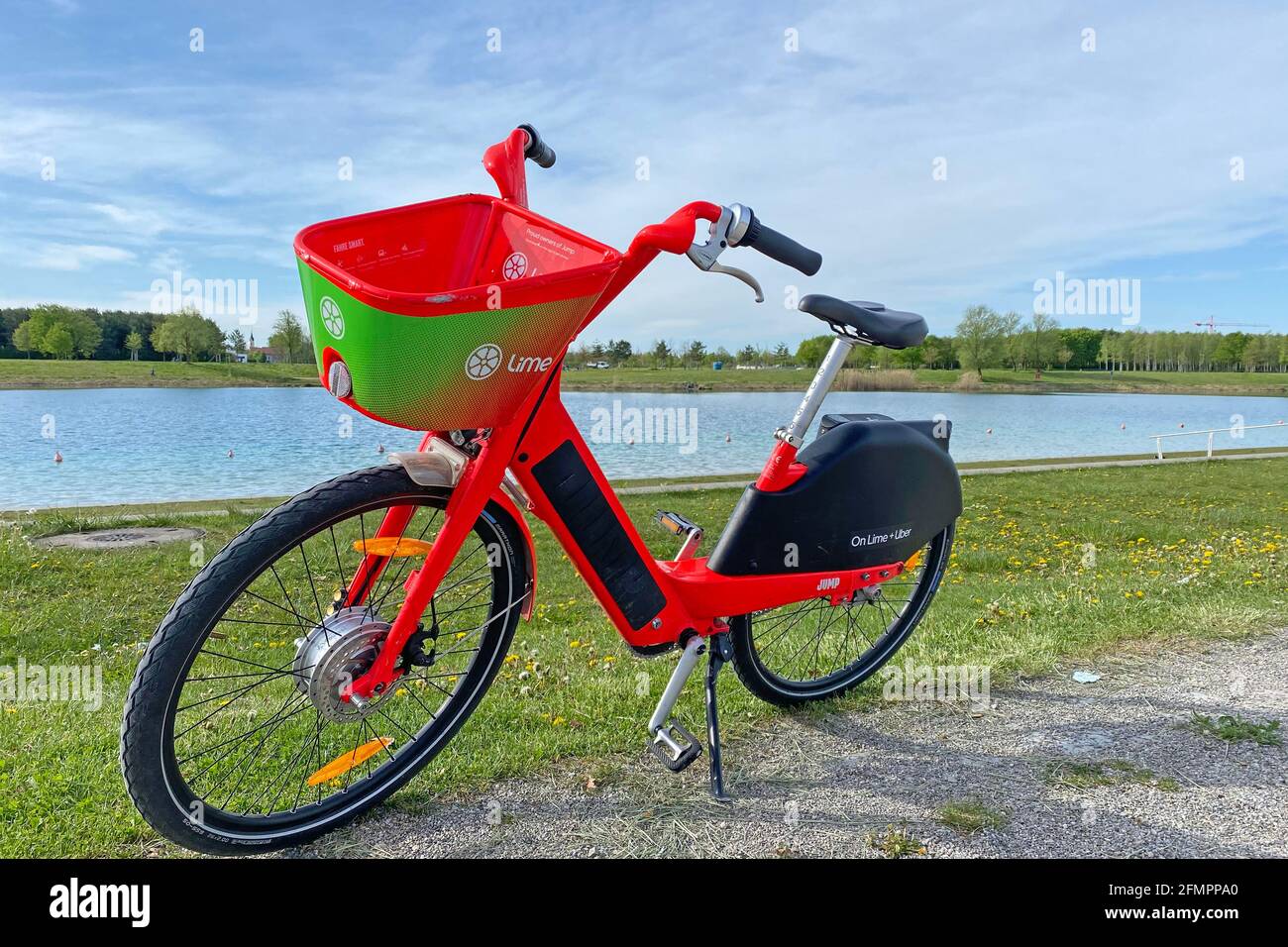 München, Deutschland. Mai 2021. Lime übernimmt das Geschäft mit E-Bikes und  E-Scootern unter der Marke Jump von Uber. Die Fahrräder können mit der Lime  und der Uber App gebucht werden. Im Bugapark