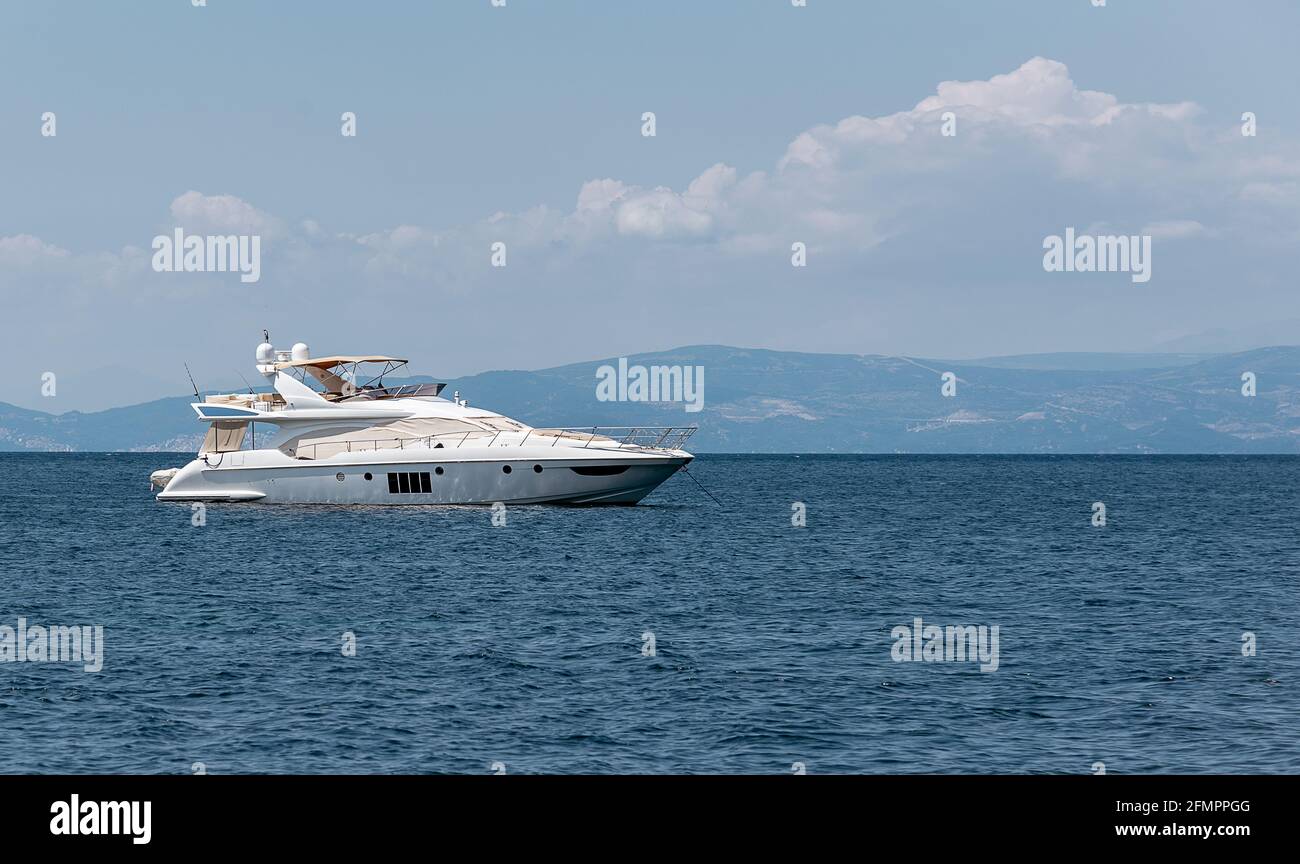 Weiße Luxusyacht im Meer. Sommerferien Konzept. Stockfoto