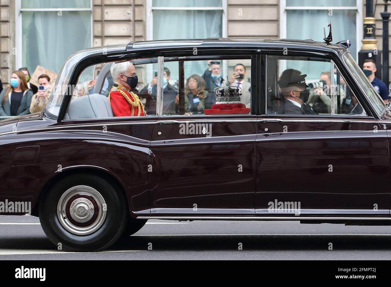 London, Großbritannien, 11. Mai 2021, die Kaiserkrone wird zur Rede der Königin ins Parlament gebracht. Quelle: Uwe Deffner / Alamy Live News. Stockfoto