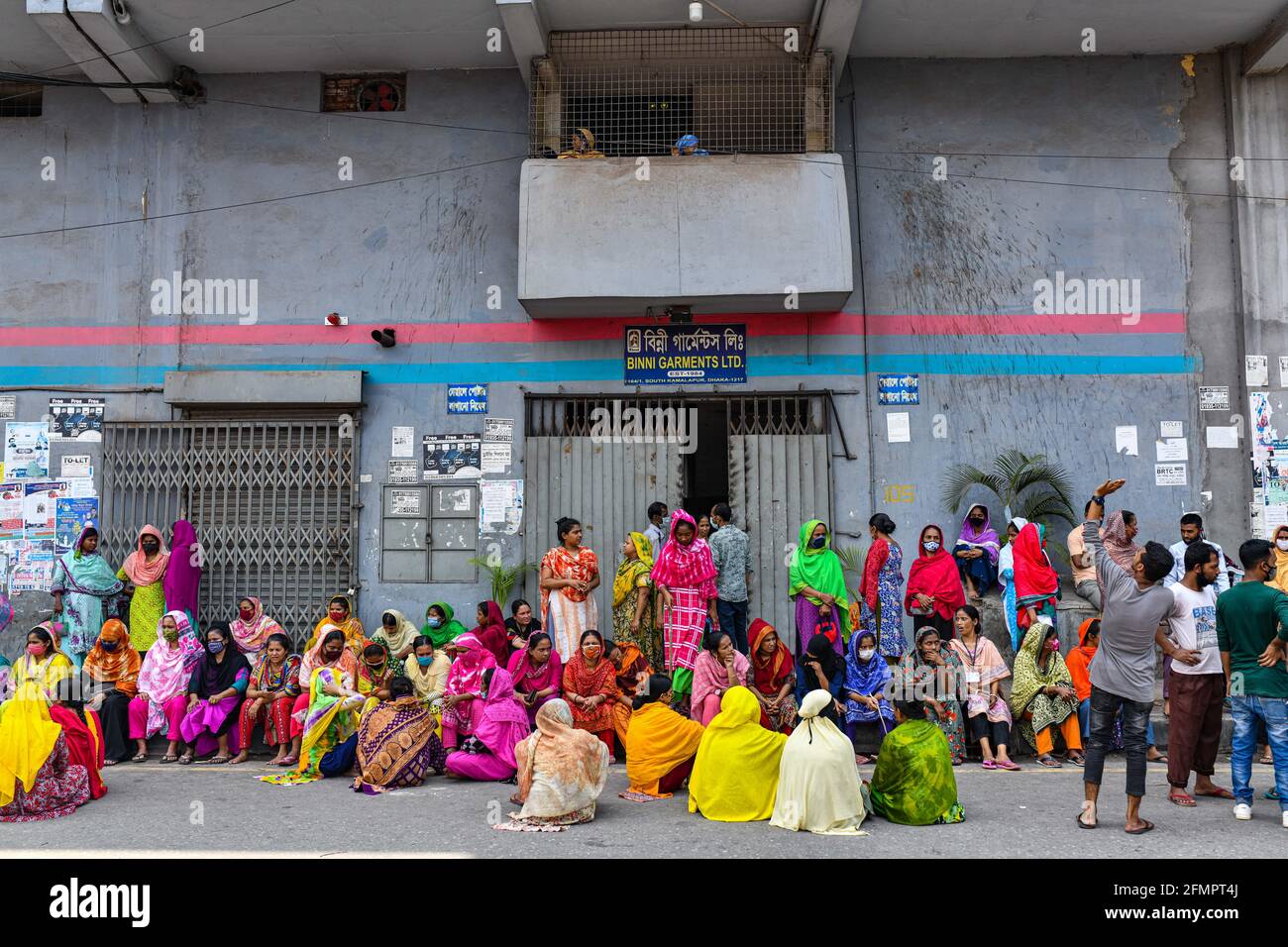 Dhaka, Bangladesch. Mai 2021. Bekleidungsarbeiter von Binni Garments Ltd blockieren die Straße in der Fabrik und fordern die Zahlung der fälligen Löhne und Eid-Bonus. (Foto: Zabed Hasnain Chowdhury/SOPA Images/Sipa USA) Quelle: SIPA USA/Alamy Live News Stockfoto