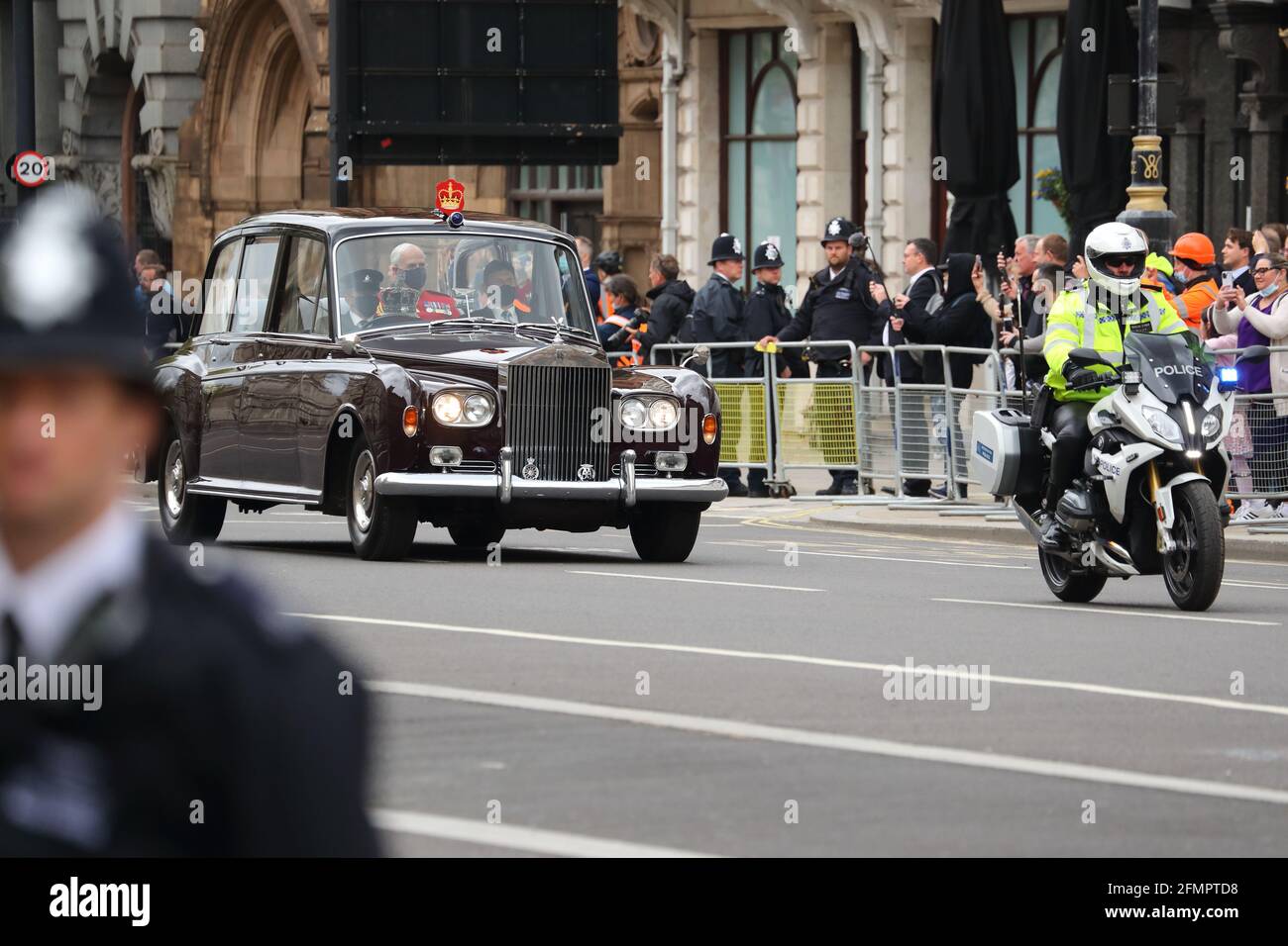 London, Großbritannien. Mai 2021. Die kaiserliche Krone wird zur Rede der Königin ins Parlamentsgebäude gebracht. Quelle: Uwe Deffner/Alamy Live News Stockfoto