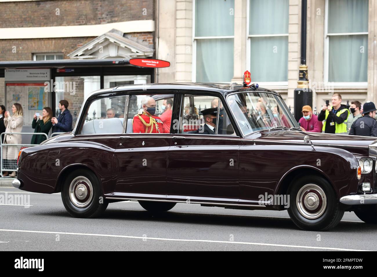 London, Großbritannien. Mai 2021. Die kaiserliche Krone wird zur Rede der Königin ins Parlamentsgebäude gebracht. Quelle: Uwe Deffner/Alamy Live News Stockfoto