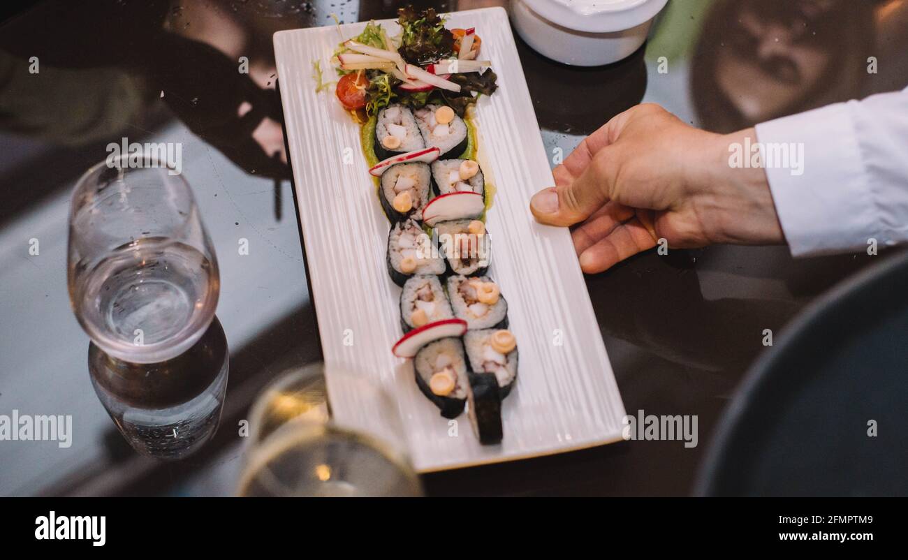 Ein paar Stücke Sushi mit Sojasauce auf einem Tabelle Stockfoto