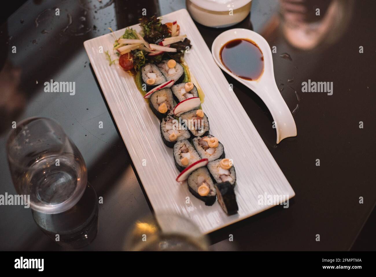 Ein paar Stücke Sushi mit Sojasauce auf einem Tabelle Stockfoto