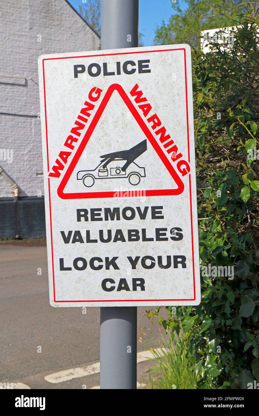 Ein Polizeiinformationsschild, das vor Diebstahl von Autos durch Malthouse Broad auf den Norfolk Broads in Ranworth, Norfolk, England, Großbritannien, warnt. Stockfoto