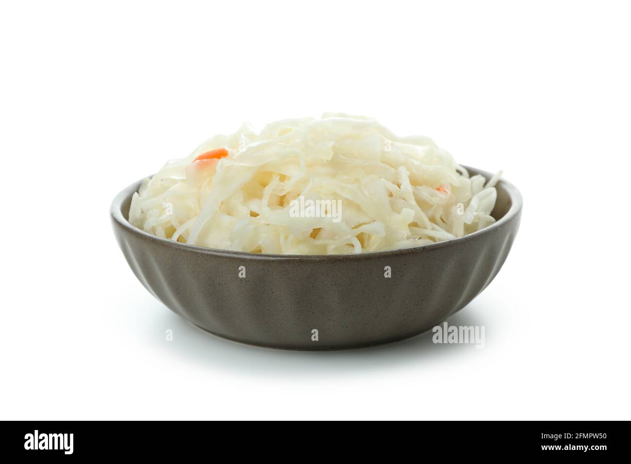 Schale mit Sauerkraut isoliert auf weißem Hintergrund Stockfoto