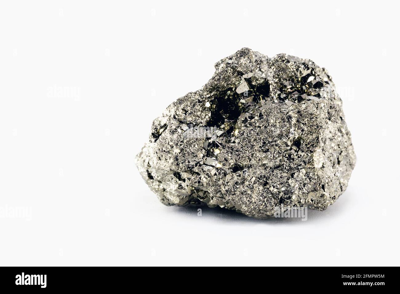 Eisenpyrit-Nugget oder Eisenexperte, Silbermetall im Rohzustand. Brasilianisches Nugget Stockfoto