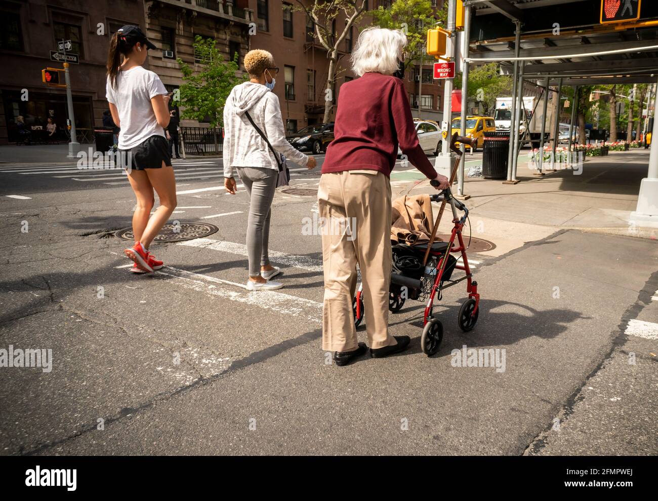 Ältere Frau überquert am Mittwoch, den 28. April 2021, eine Kreuzung in Greenwich Village in New York. (© Richard B. Levine) Stockfoto