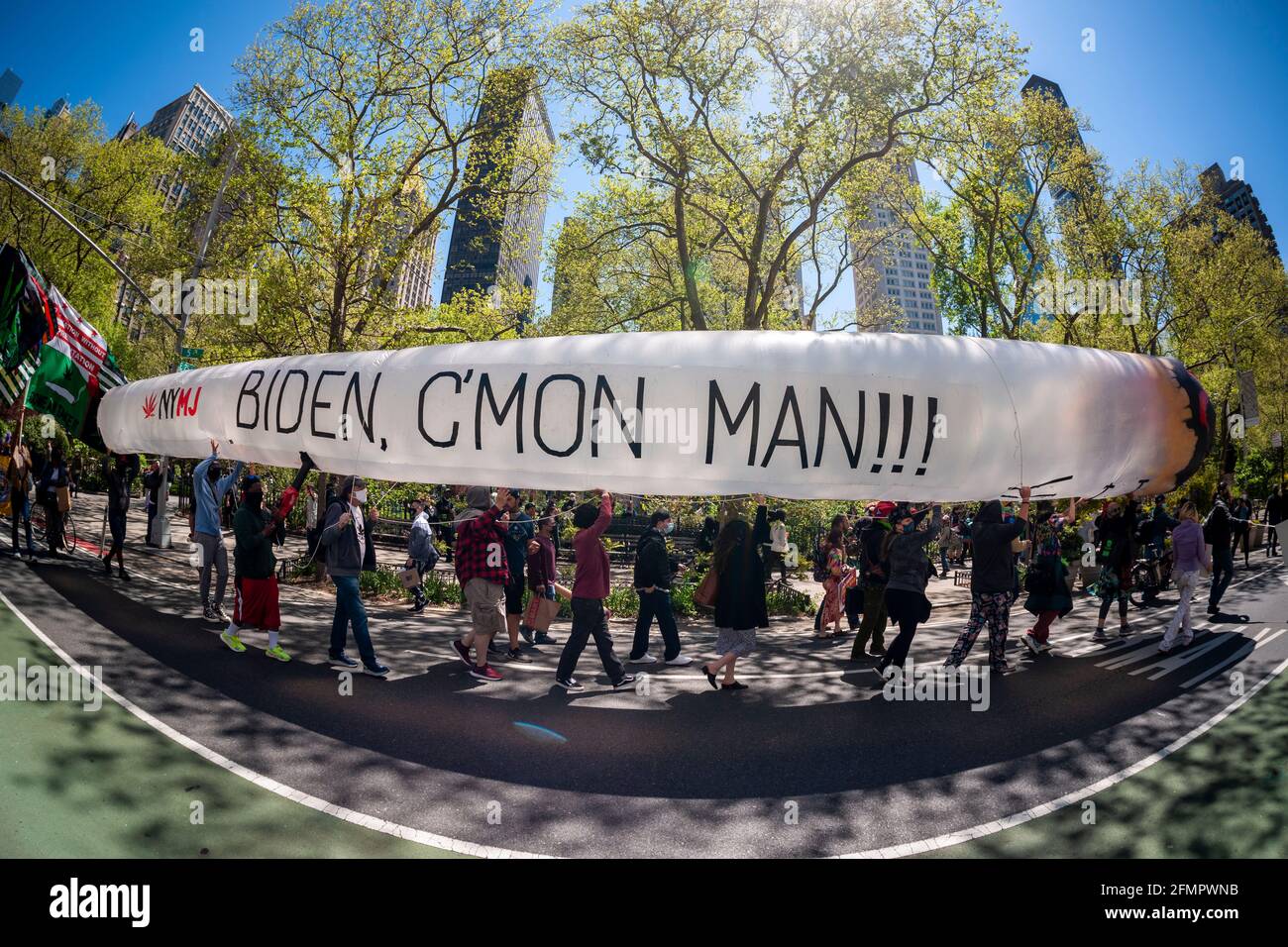 Die Befürworter von Marihuana marschieren am Samstag, den 1. Mai 2021, bei der jährlichen NYC Cannabis Parade in New York. Der marsch beinhaltete eine breite Palette von Demografien von Millennials bis zu Hippies aus der alten Zeit. New York hat Marihuana für den Freizeitkonsum von Erwachsenen ab 21 Jahren nach vielen Jahren und vielen gescheiterten Versuchen legalisiert. Die ersten legalen Verkäufe sollen 2022 beginnen. (© Richard B. Levine) Stockfoto