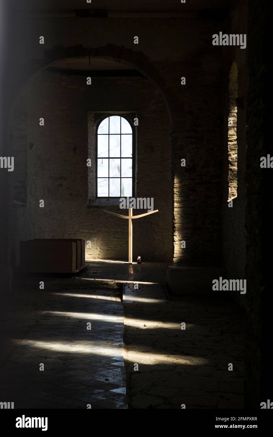 Die Kirche im Geisterdorf Wollseifen, gelegen im Vogelsang Military Training Area, Eifel National Park, Deutschland. Stockfoto