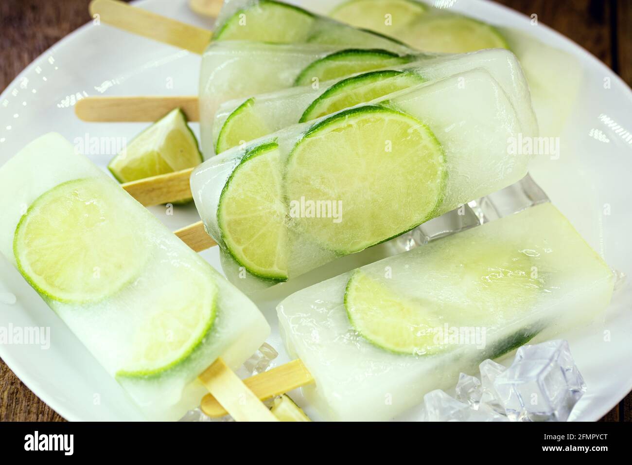 Verschiedene hausgemachte Zitronenpopsicles, kalte Sommer Dessert Stockfoto
