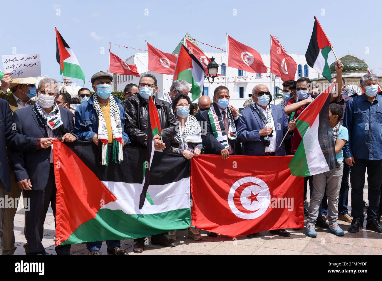 Tunis, Tunesien. Mai 2021. Der Vorsitzende der tunesischen Volksfront und Sprecher der tunesischen Arbeiterpartei, Hamma Hammami (C), und seine Frau, Rechtsanwältin Radhia Nasraoui, chanten während der Demonstration Anti-Israel-Parolen. Demonstranten versammelten sich in der Hauptstadt Tunesien, um gegen den Eintritt israelischer Sicherheitskräfte in den Masjid al-Aqsa zu protestieren, der als heiliger Ort für Muslime gilt. Kredit: SOPA Images Limited/Alamy Live Nachrichten Stockfoto