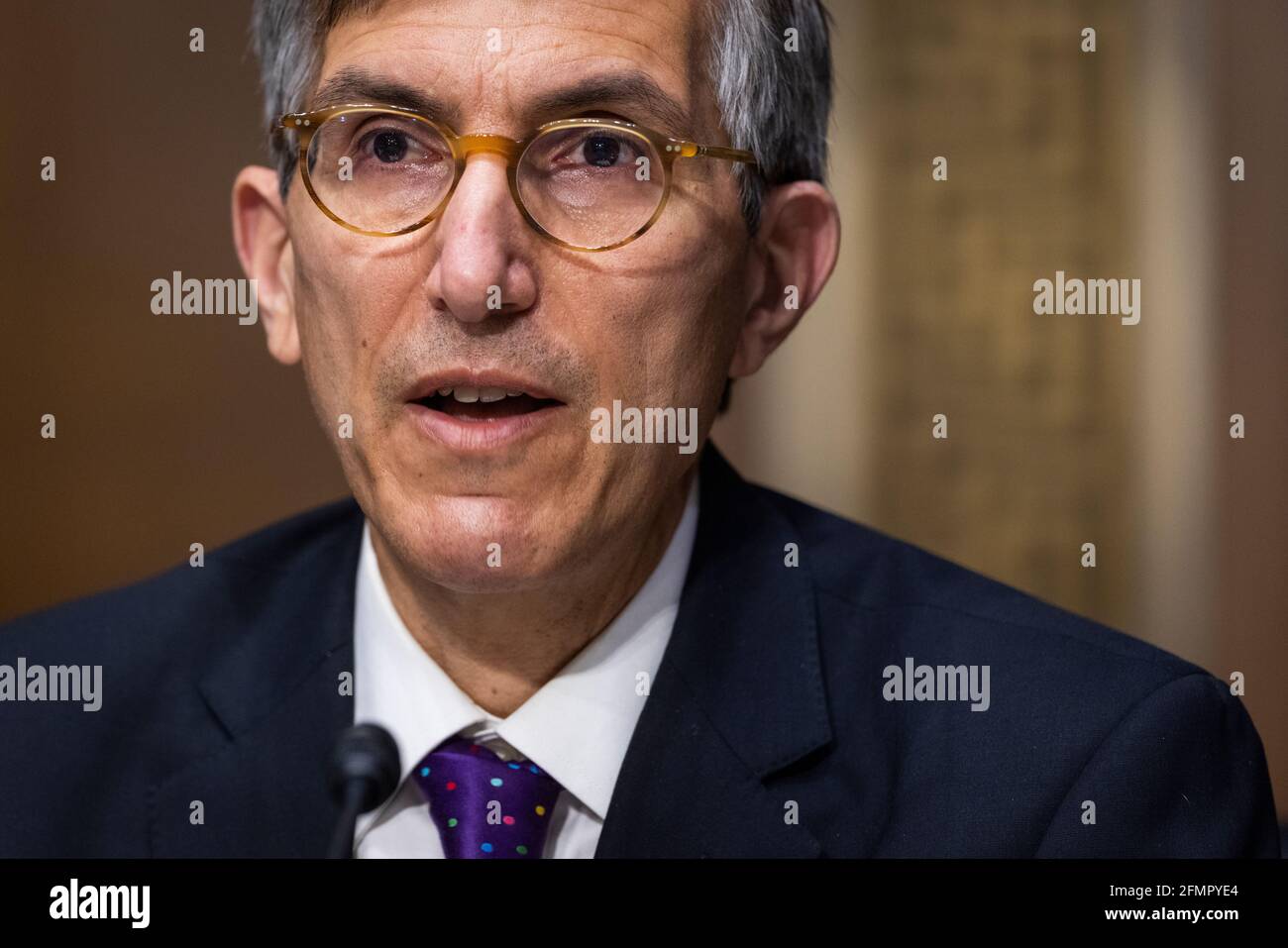 Washington, USA. Mai 2021. Peter Marks, Direktor des Center for Biologics Evaluation and Research bei der US Food and Drug Administration (FDA), bezeugt vor einem Senat, Und Pensions Hearing, um ein Update von Bundesbeamten über die Bemühungen zur Bekämpfung von COVID-19 im Dirksen Senatsbüro Gebäude in Washington, DC, USA, 11. Mai 2021 zu prüfen. (Foto von Pool/Sipa USA) Quelle: SIPA USA/Alamy Live News Stockfoto