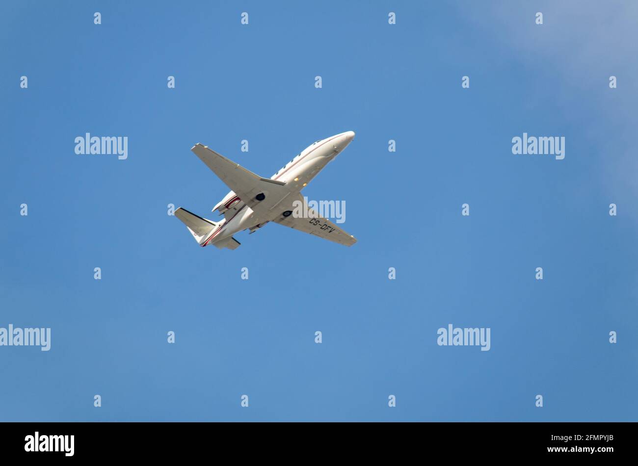Cessna 560XL Citation XLS Executive Business Jet CS-DFV von NetJets Europe fliegt auf der Farnborough International Airshow 2010, Großbritannien Stockfoto